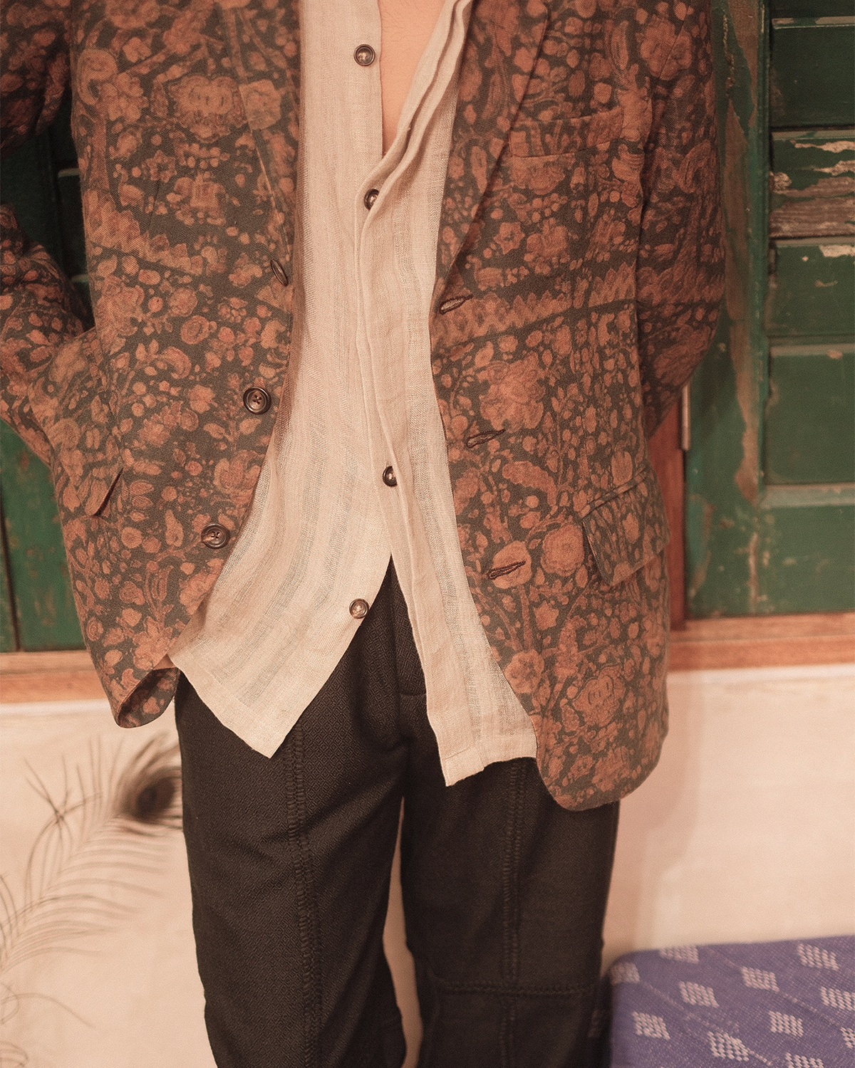 THREE BUTTON BLAZER
